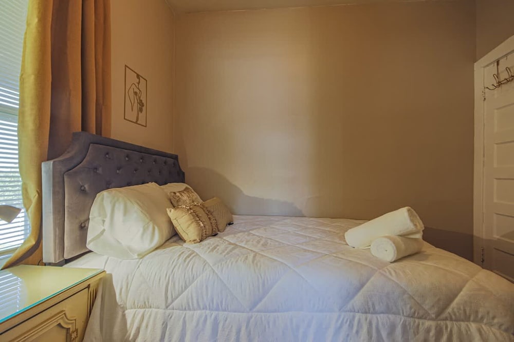 Comfy One Bed Apartment in Forest Park