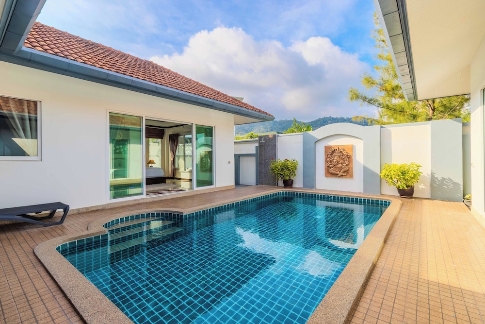 2BR with Pool Near Beaches V267
