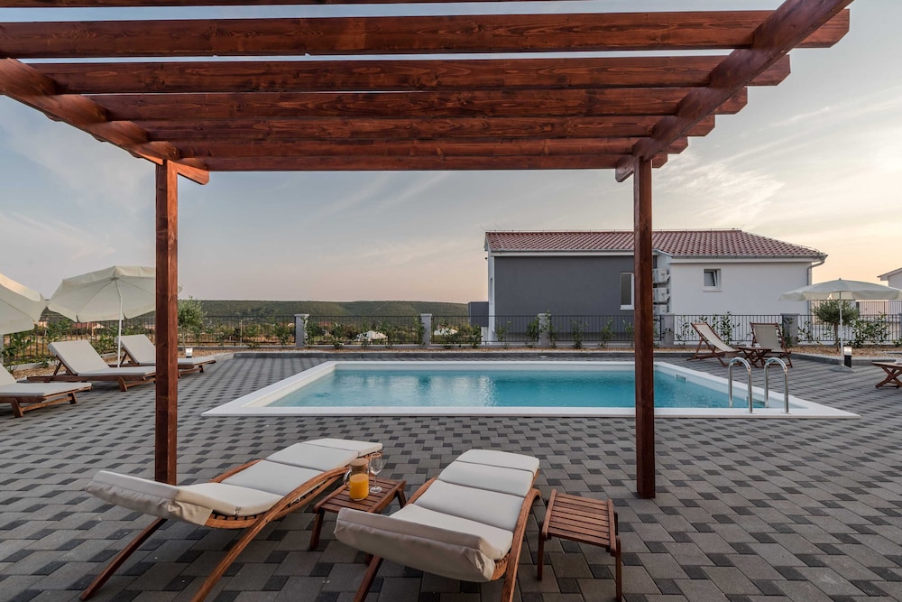 Luxury Escape With Swimming Pool & Modern Design