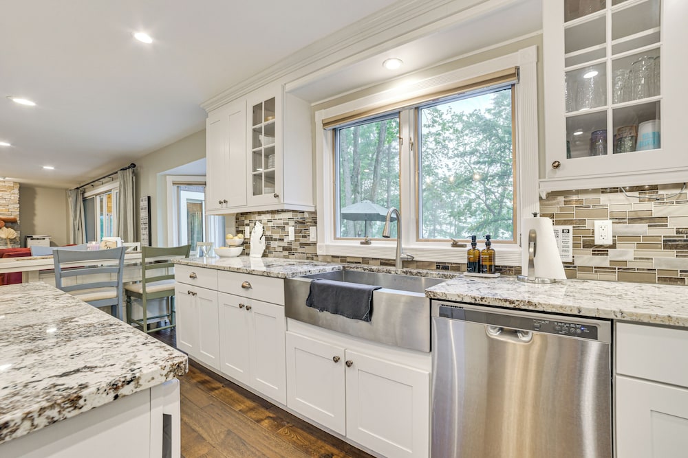 Sunroom, Dining Pavilion & More: Gem on Burt Lake!