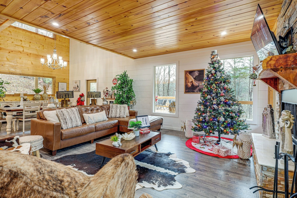 Close to Hiking & Attractions: Smoky Mtn Cabin