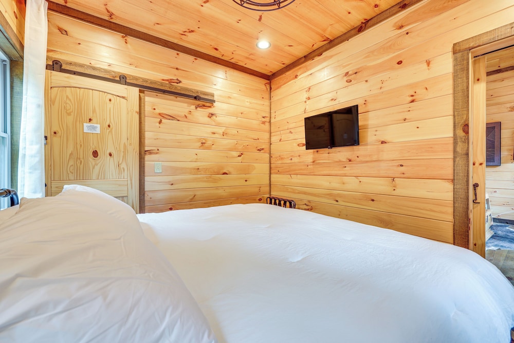 Hot Tub & Deck: Riverfront Mccaysville Cabin!