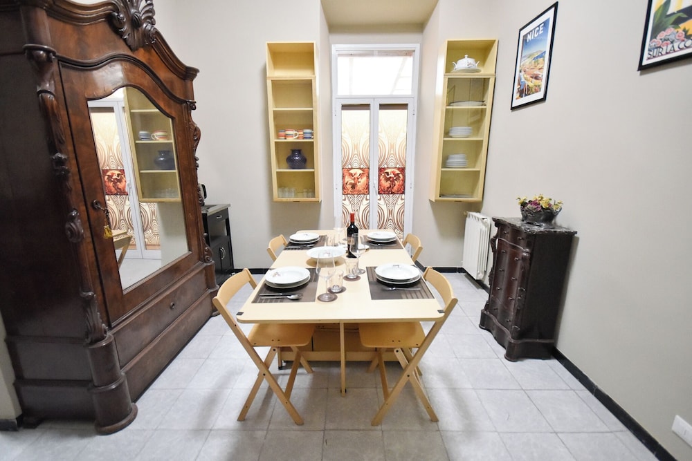 De Angelis Central House