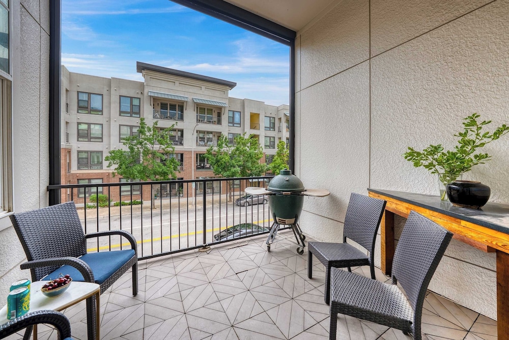 Town Lake Townhouse Hot Tub, Game Room & Skyline Views