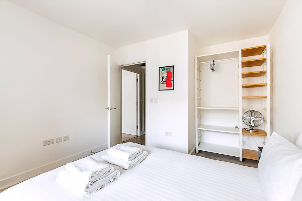 Modern 2-bed Flat With Terraces in Leyton