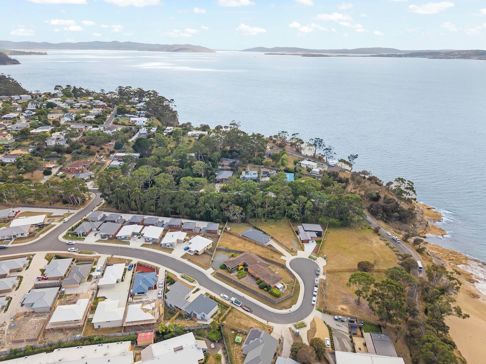 Gorgeous 4 Bedroom House - Blackmans Bay