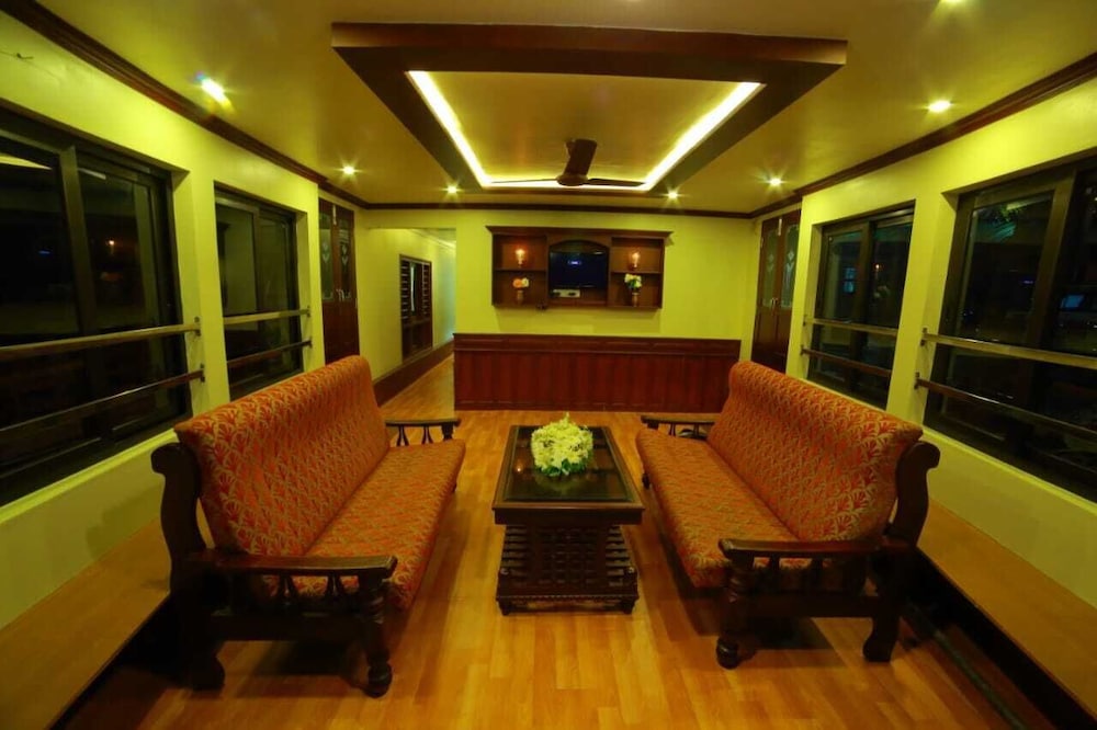 Cosy Houseboats