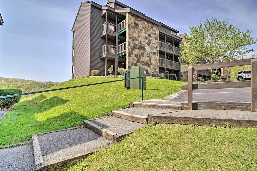 Mountaintop Gatlinburg Condo w/ Community Pool