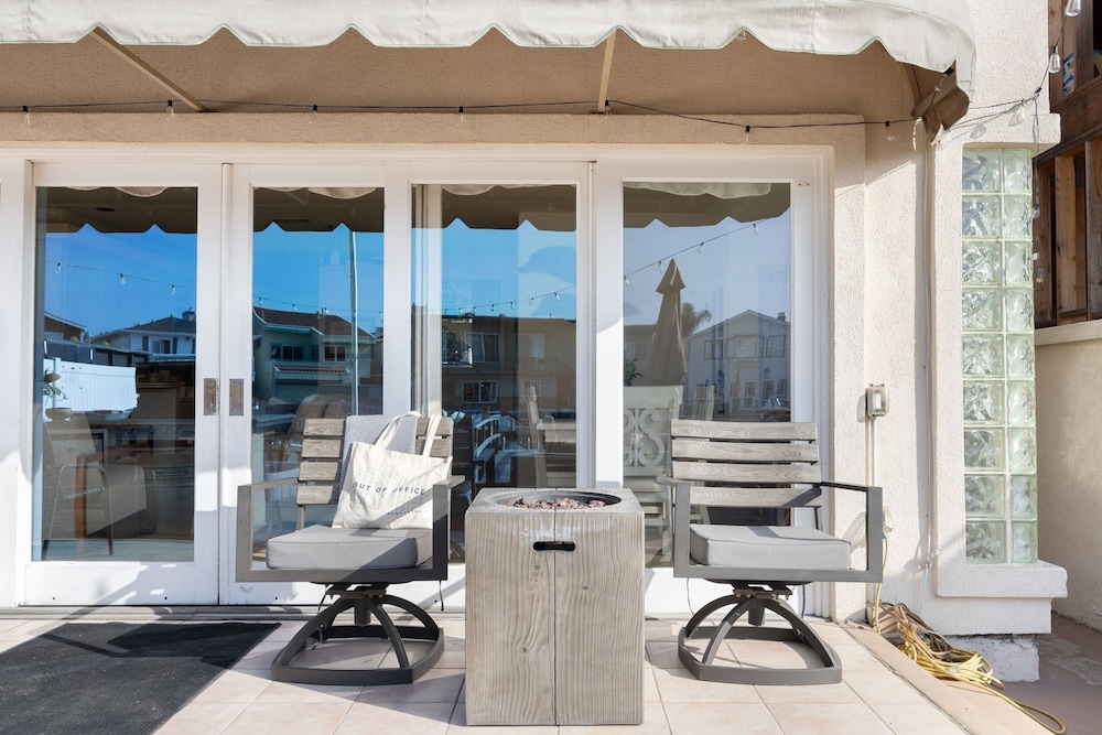 Canalfront Charmer by Avantstay Waterfront w Private Dock Hot Tub