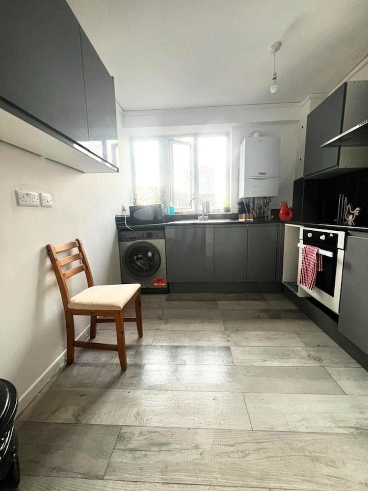 London Luxe Apartment - Spacious & Stylish