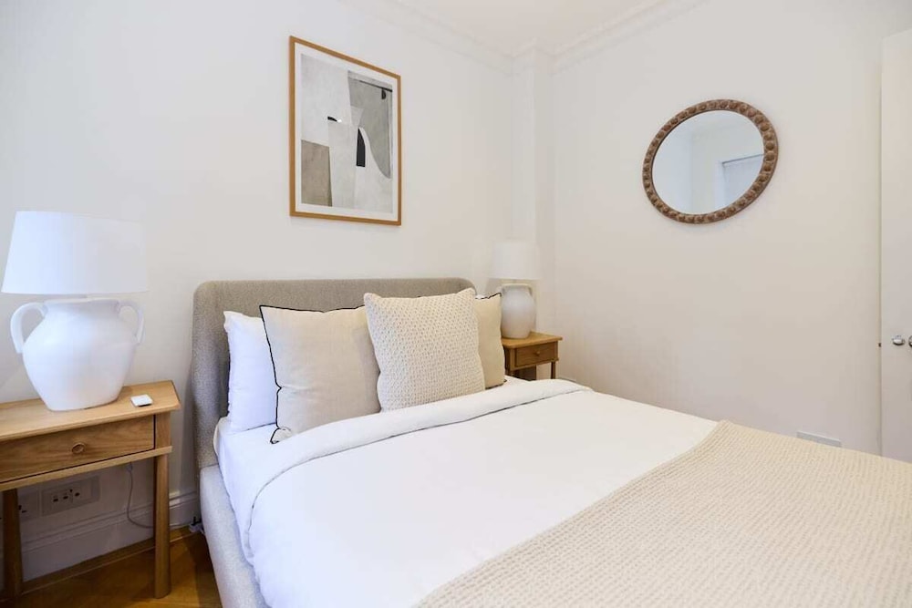 The Charm of Chelsea - Modern 4bdr With Shared Courtyard