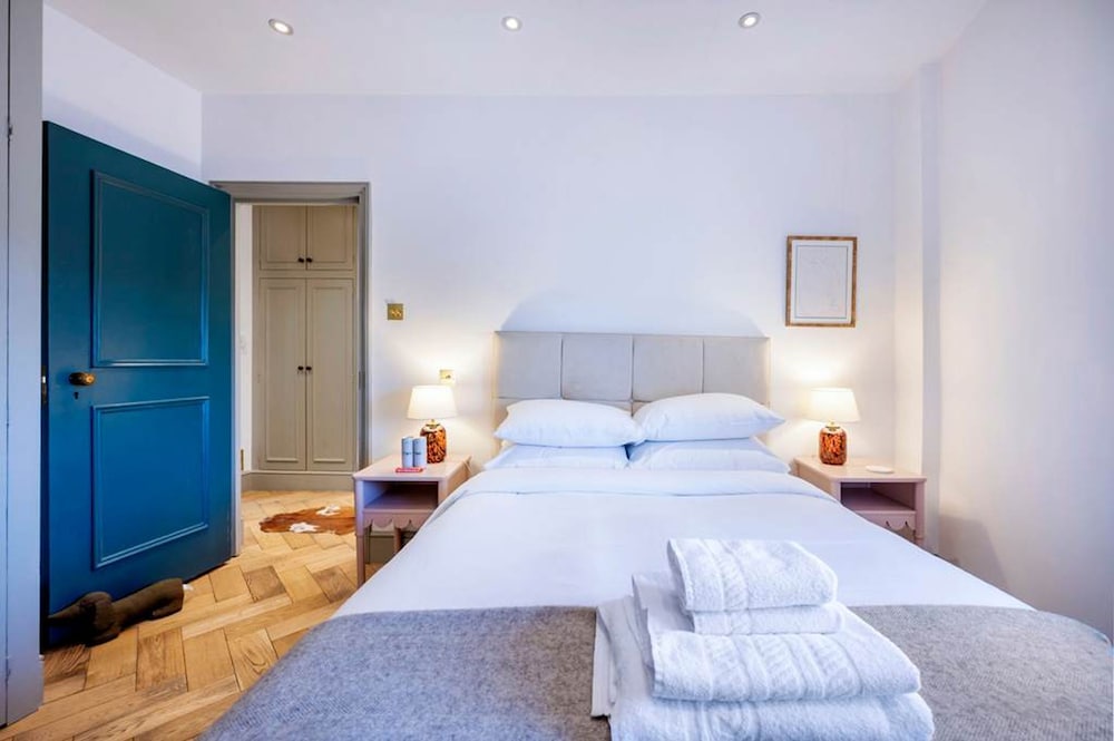 The Chelsea Flower 2 bed -by Out of Office Lifestyle