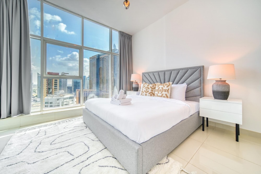 Premium 2BR Apt w Marina Views