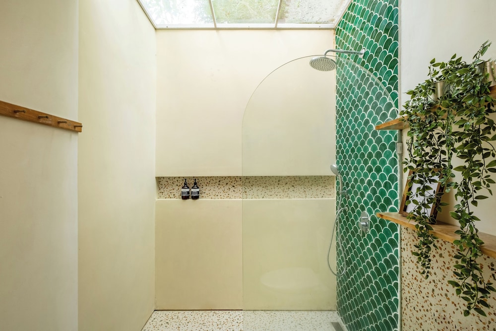 Tropical 1BR Private Pool Villa, 8 mins to beach In Uluwatu