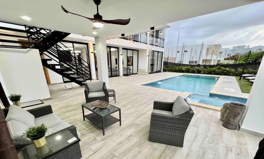 Elegant, Modern Style Villa in Playa Nueva Romana2