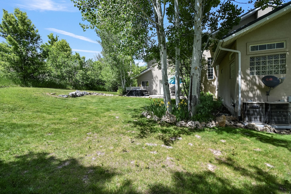 Family Getaway~hot Tub, Ice Castles & Tubing Hs 5 Bedroom Home by RedAwning view 2