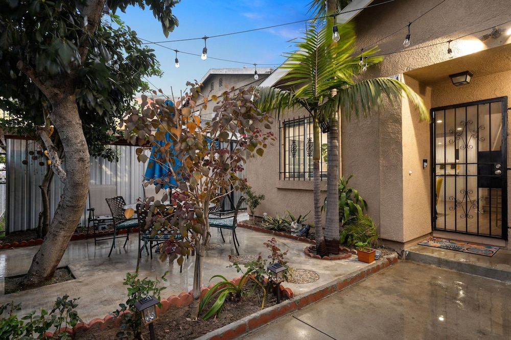 The Avalon - Modern Colorful w Private Parking, photo 8
