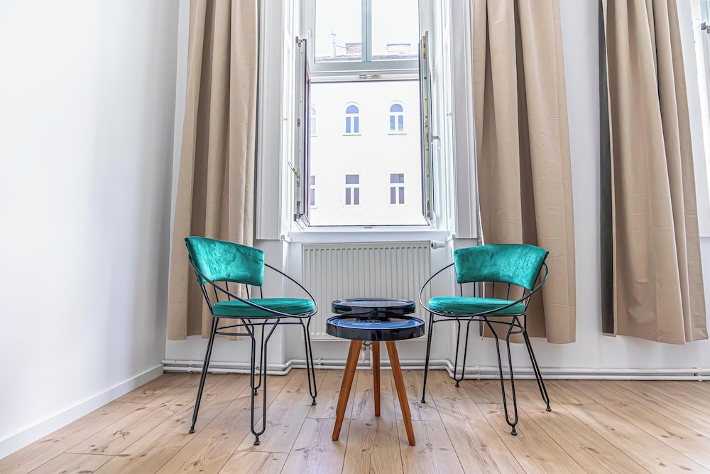 8 Studios with Terrace in Margareten