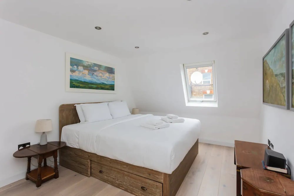 Contemporary 2 Bedroom House in Vibrant Shepherds Bush