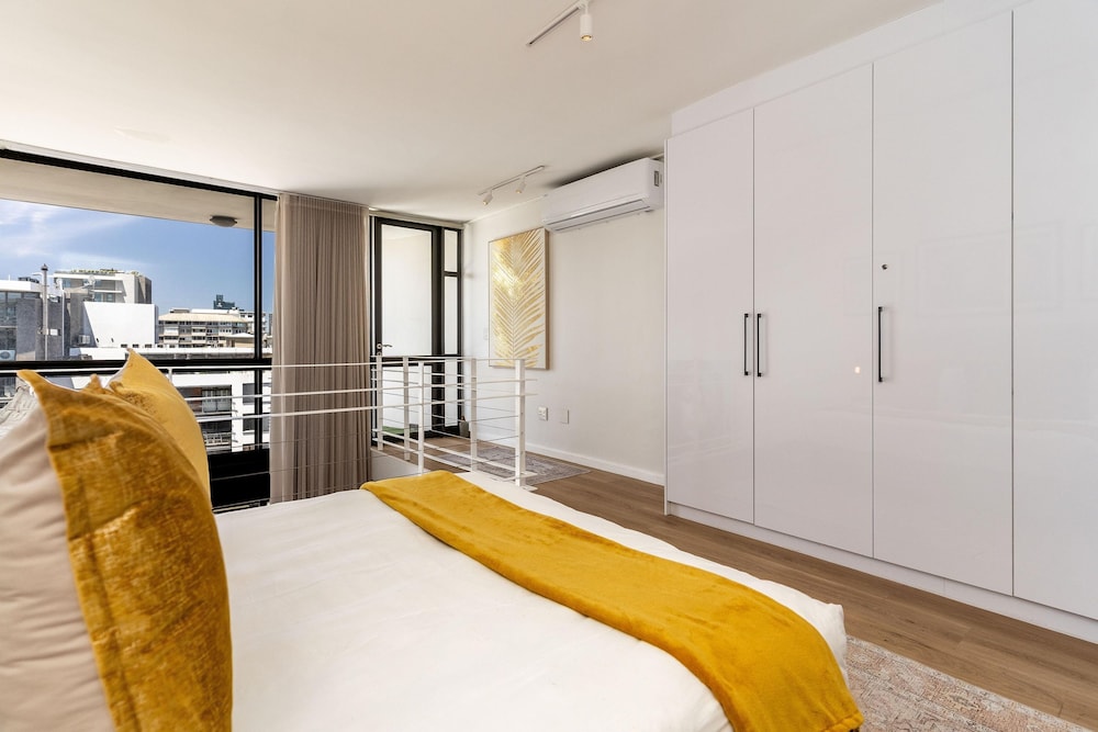 Urban Palette - Modern Artistic Green Point Apt