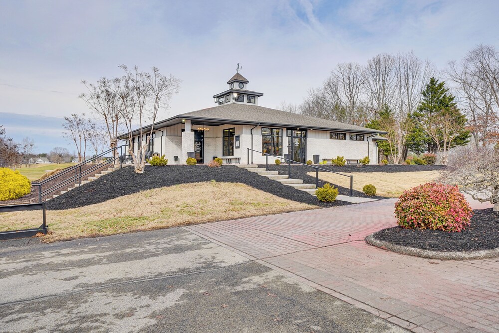 Smith Mountain Lake Condo w/ Pool Access