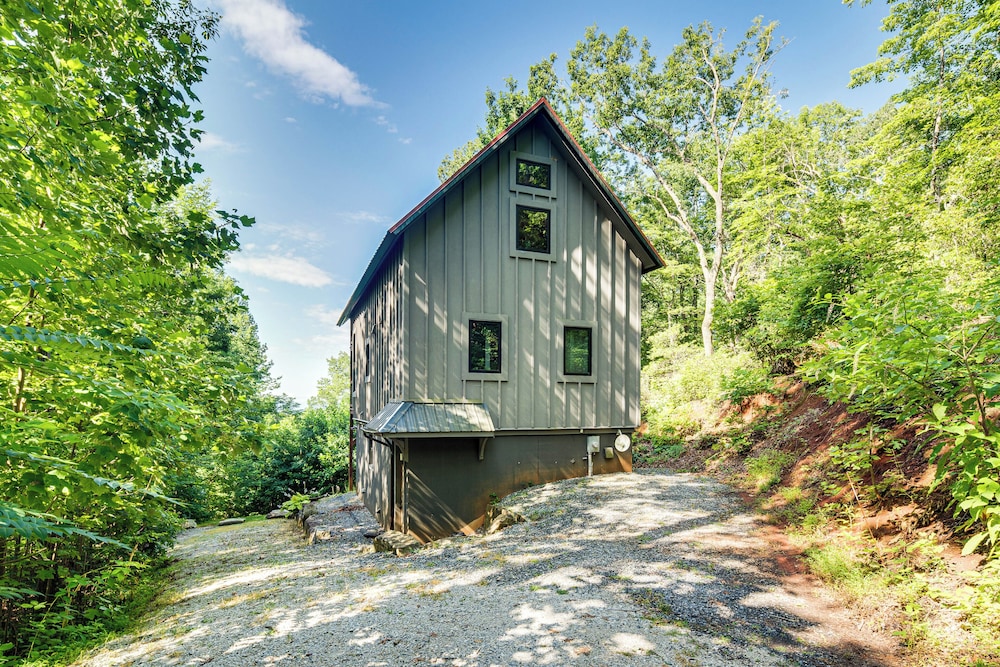 Hot Tub & Mtn Views: Modern Old Fort Hideaway!