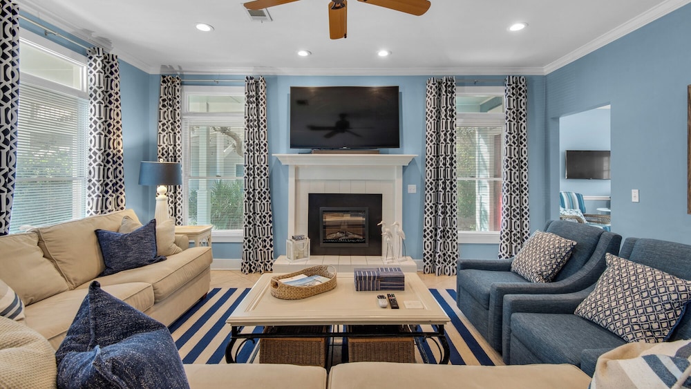 Spacious 3br, Dreamy Backyard, 2 Pools, 6-min Stroll to Beach view 5