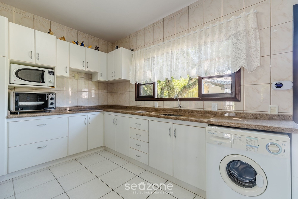3BR Home w/ BBQ 140m From the Beach Rae0126