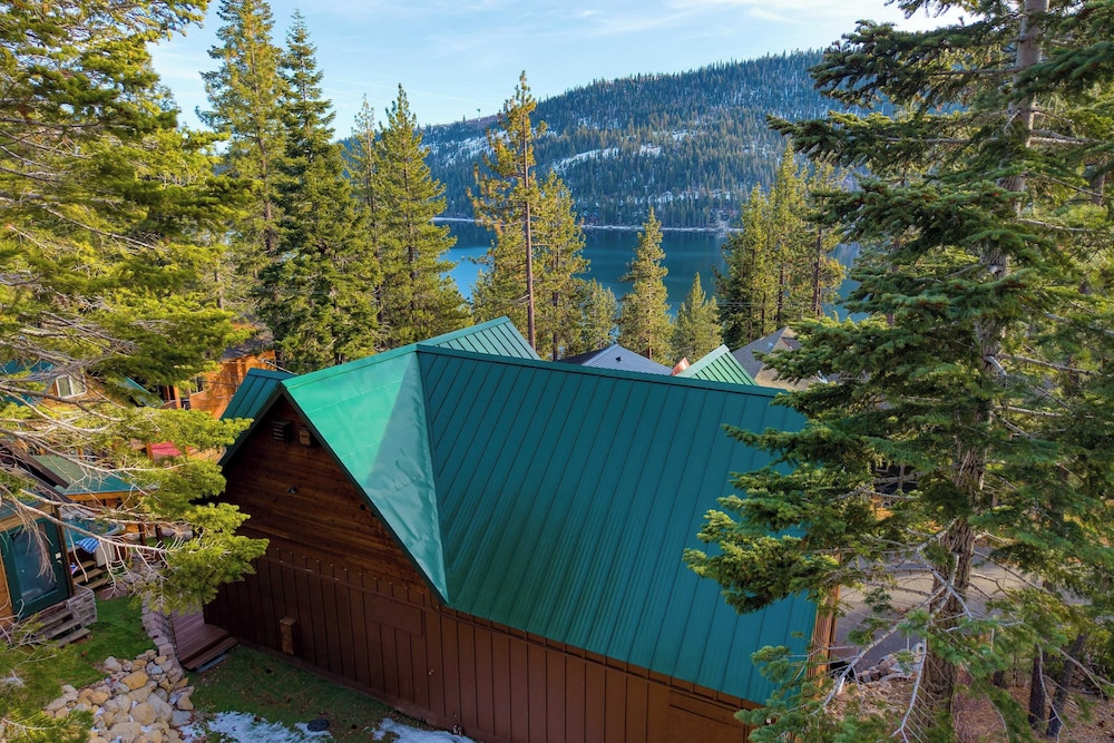 Denton by Avantstay Hot Tub, Deck w/ Fire Pit Near Skiing & Lake!