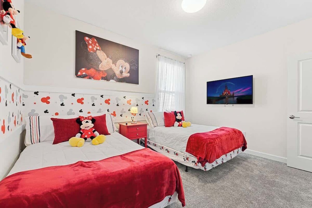 Sophisticated 6BR at Storey Lake