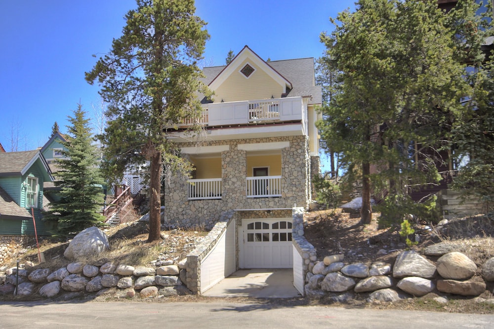 Ridge Street Lookout 4 Bedroom Home by RedAwning