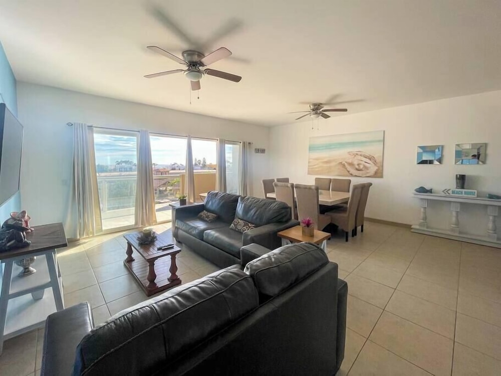 Admire Sea View From a Stunning Condo