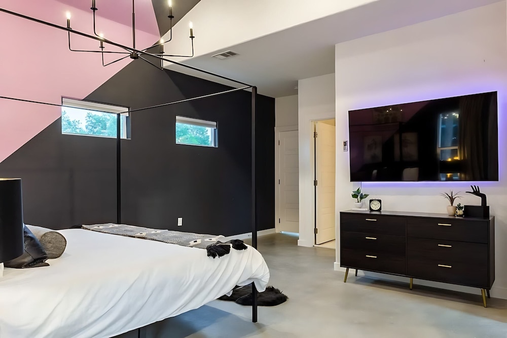 Downtown Austin Oasis w Pool & Hot Tubsleeps 16