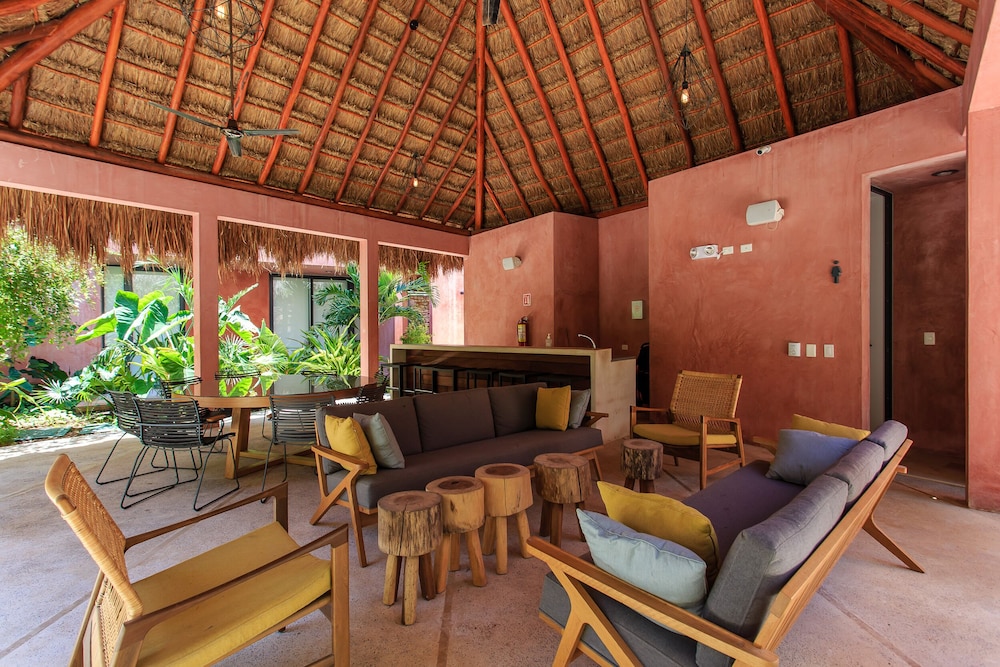 Vibrant Condo in Nature with Pool view 5