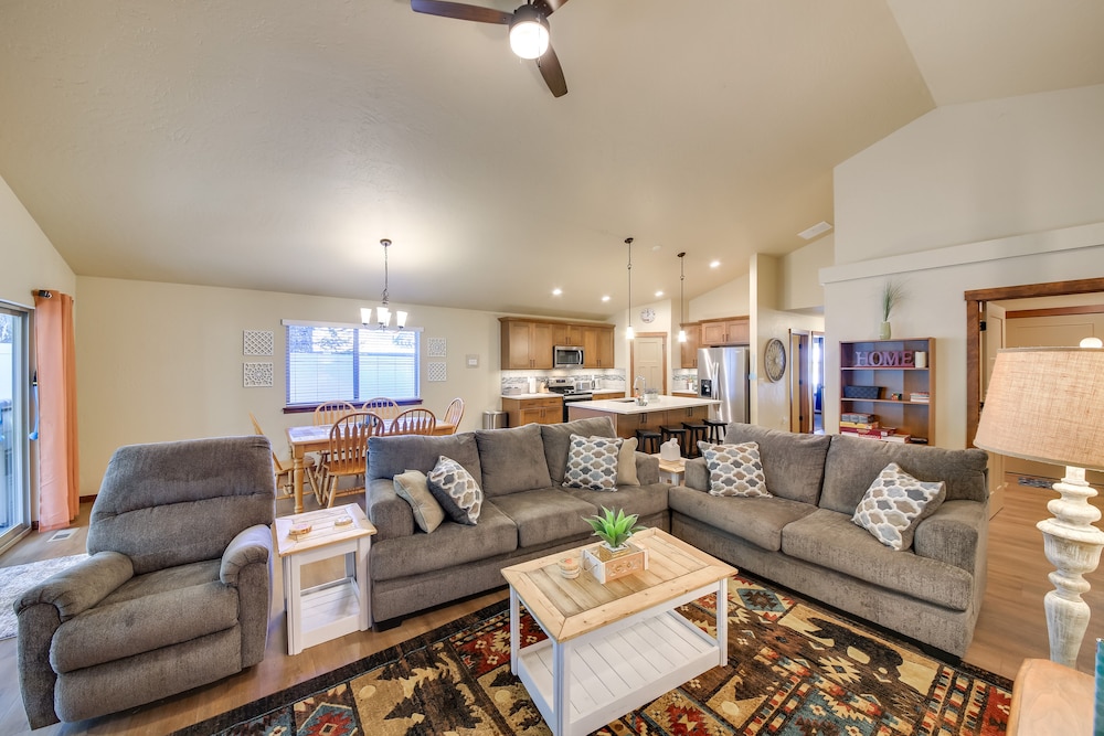 Pet-friendly Oldtown Retreat: Hot Tub  Kayaks! - Property Image 1