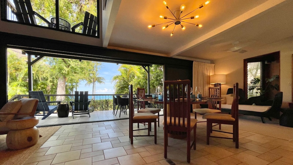 Sophisticated Oceanfront Retreat - Air-conditioned - Walk to Beach - Vrkcv