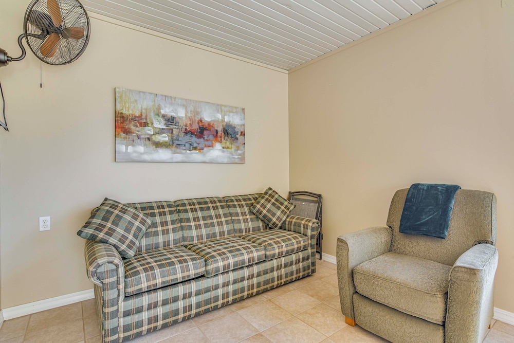 On Thousand Hills Golf Course: Condo w/ Sunroom