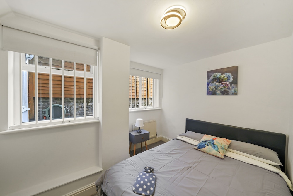 Stylish Central 2-bed Apartment With Pvt Garden