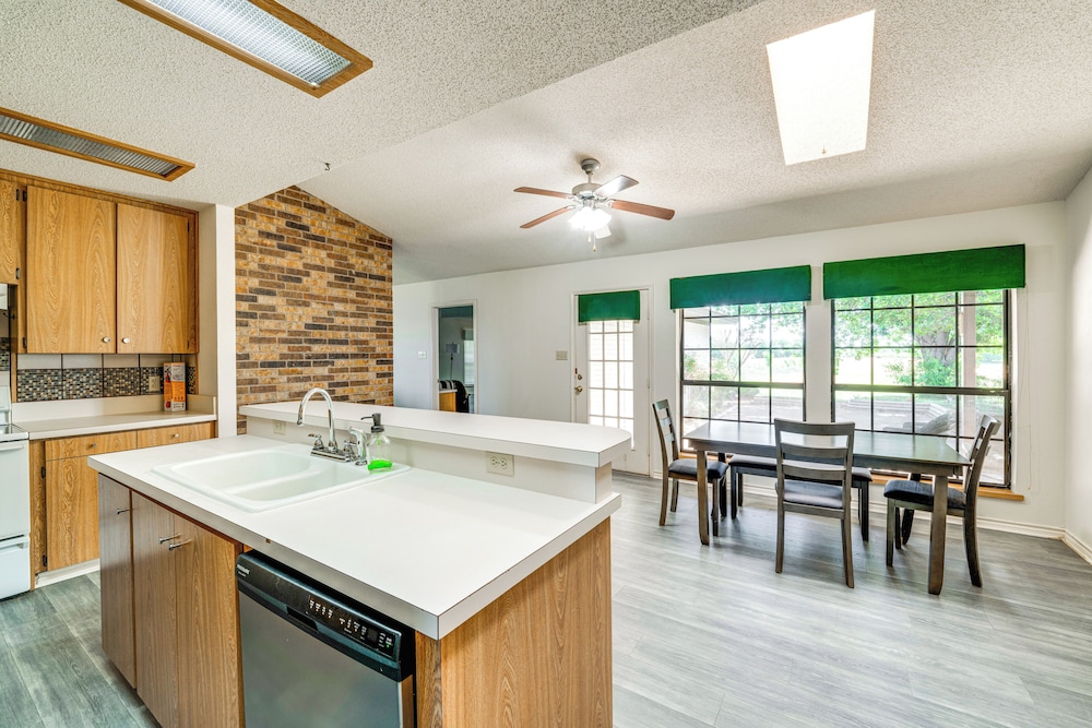 8 Mi to Lewisville Lake: Peaceful Countryside Home