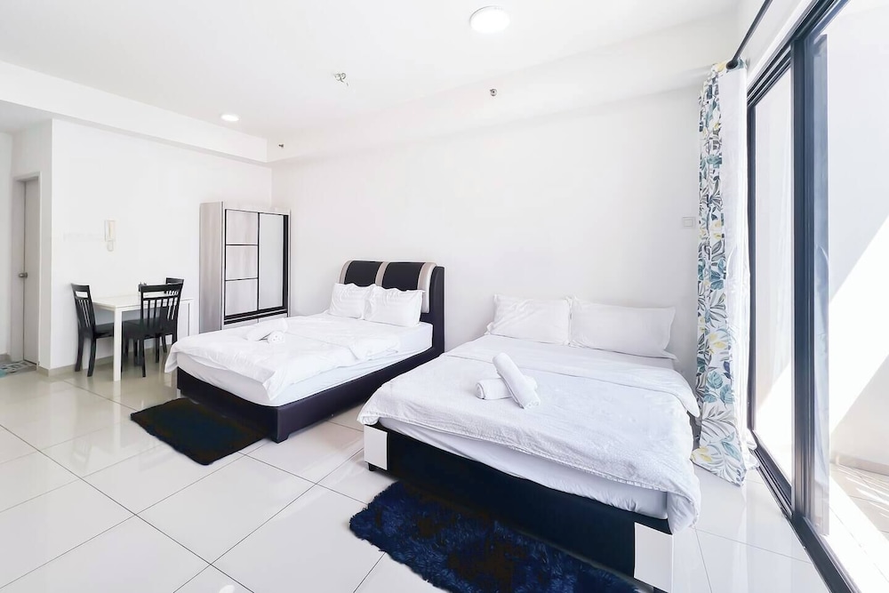 ICity Luxury Condo by Smarthome