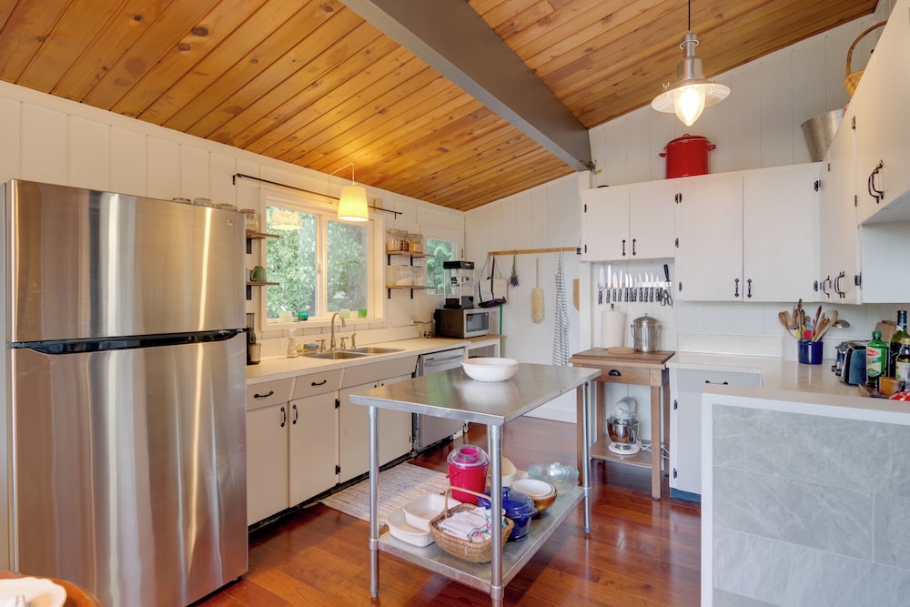 2 Blocks to Puget Sound Beach: Lummi Island Home