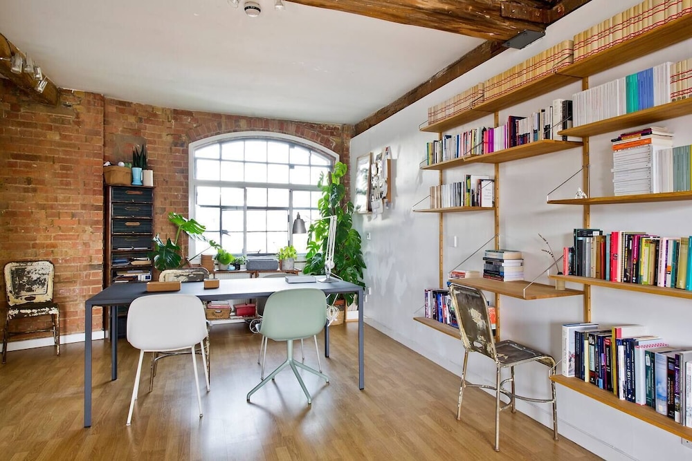 Unique & Vibrant 1-bed Loft With Roof Garden