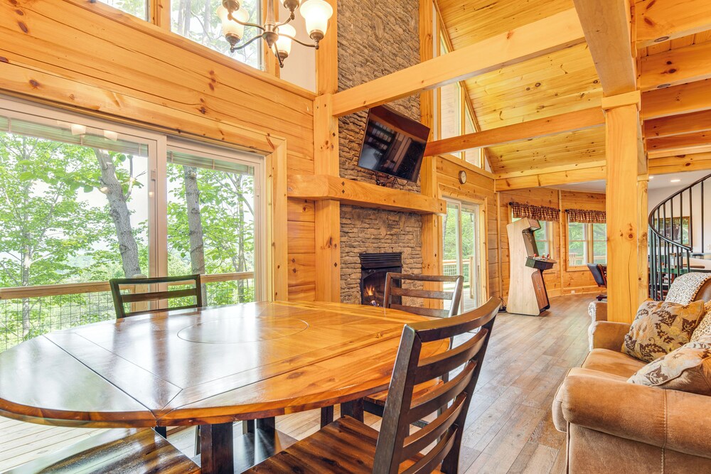 Waynesville Romantic Hideaway w/ Private Hot Tub