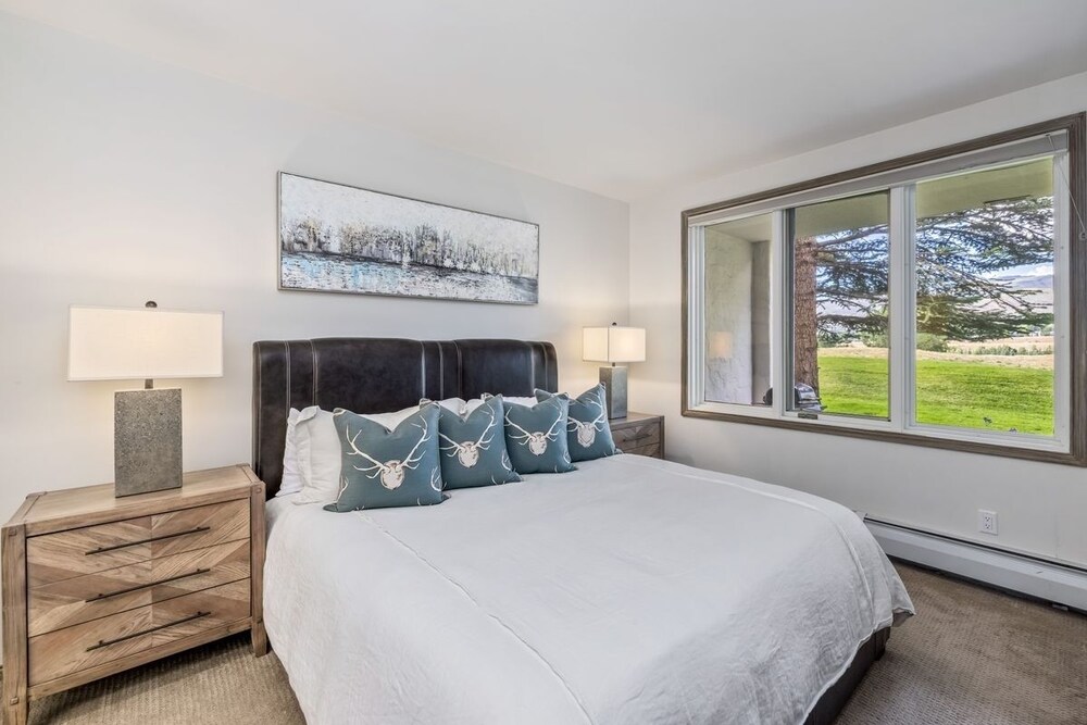 Stunning Renovated 2 Bedroom in Arrowhead Village! Studio Condo