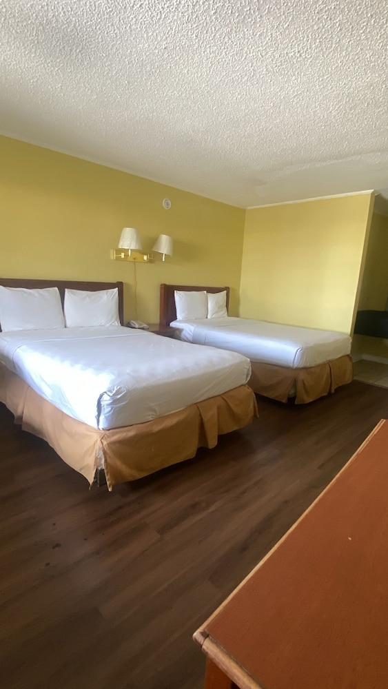 Evergreen Plaza Inn