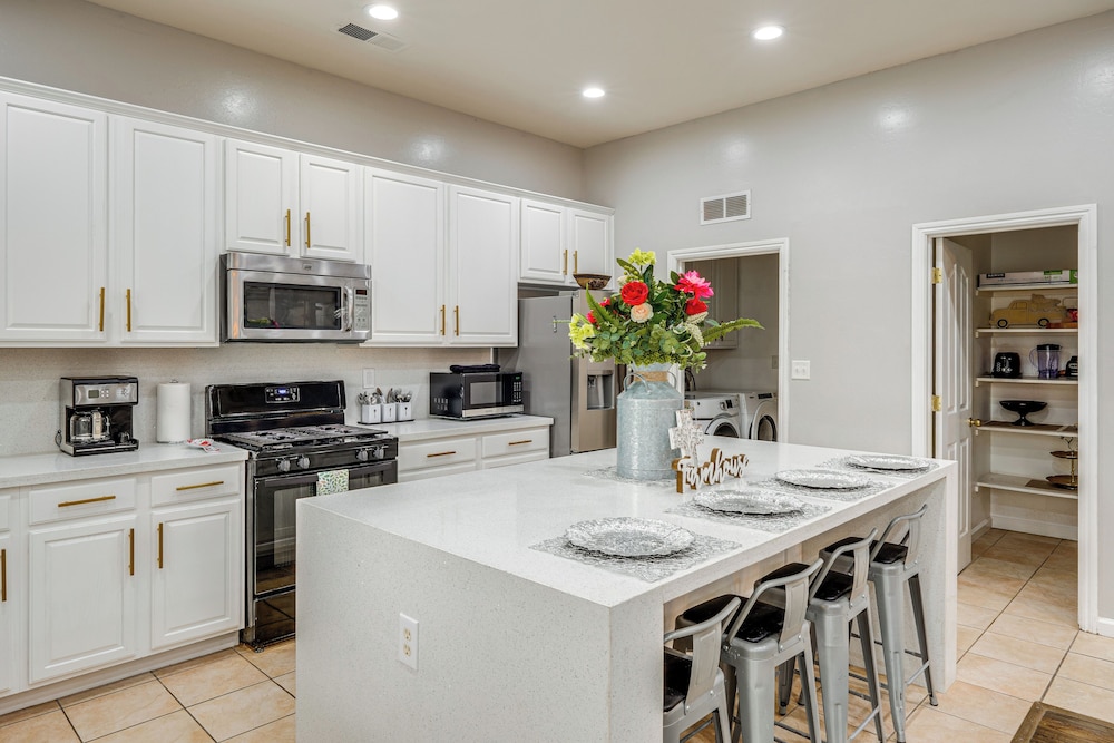 8 Mi to Beach Park: Bakersfield Gem w/ Yard!