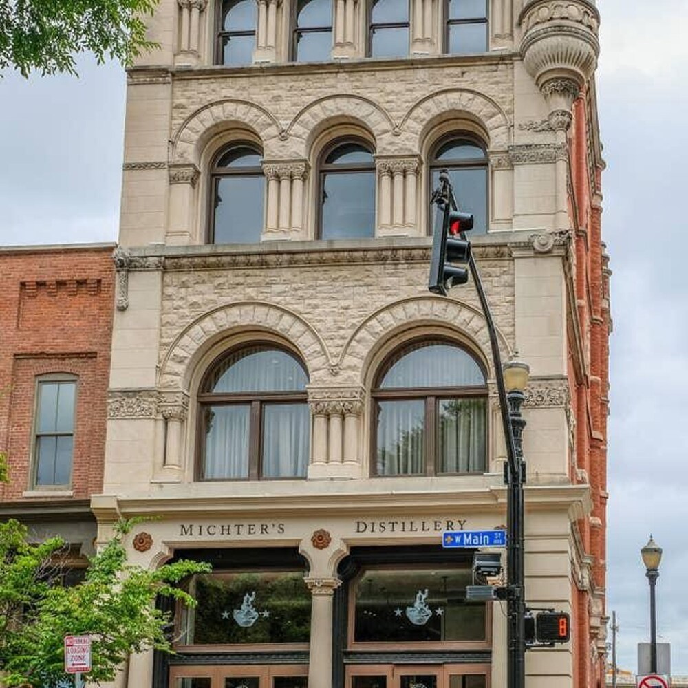 Stunning Nulu 1BR Cozysuites 05 view 3
