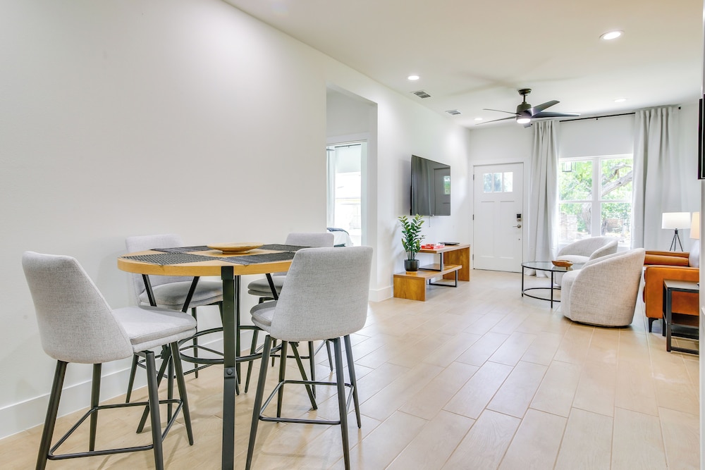 Stylish Brownsville Stay: Coastal Day Trips!