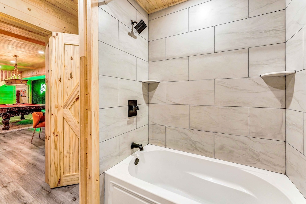 Grand Timber by Avantstay Indoor Pool Sauna Sports Court Game Room More
