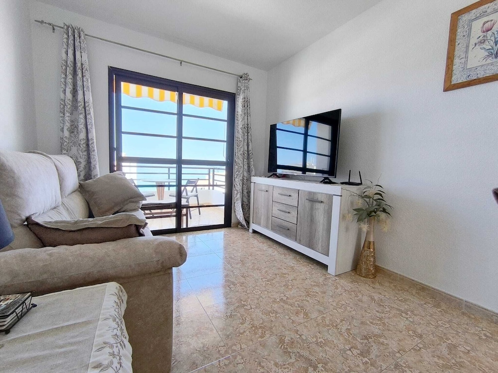 Apartment Edith - Ocean View Just Above the Beach